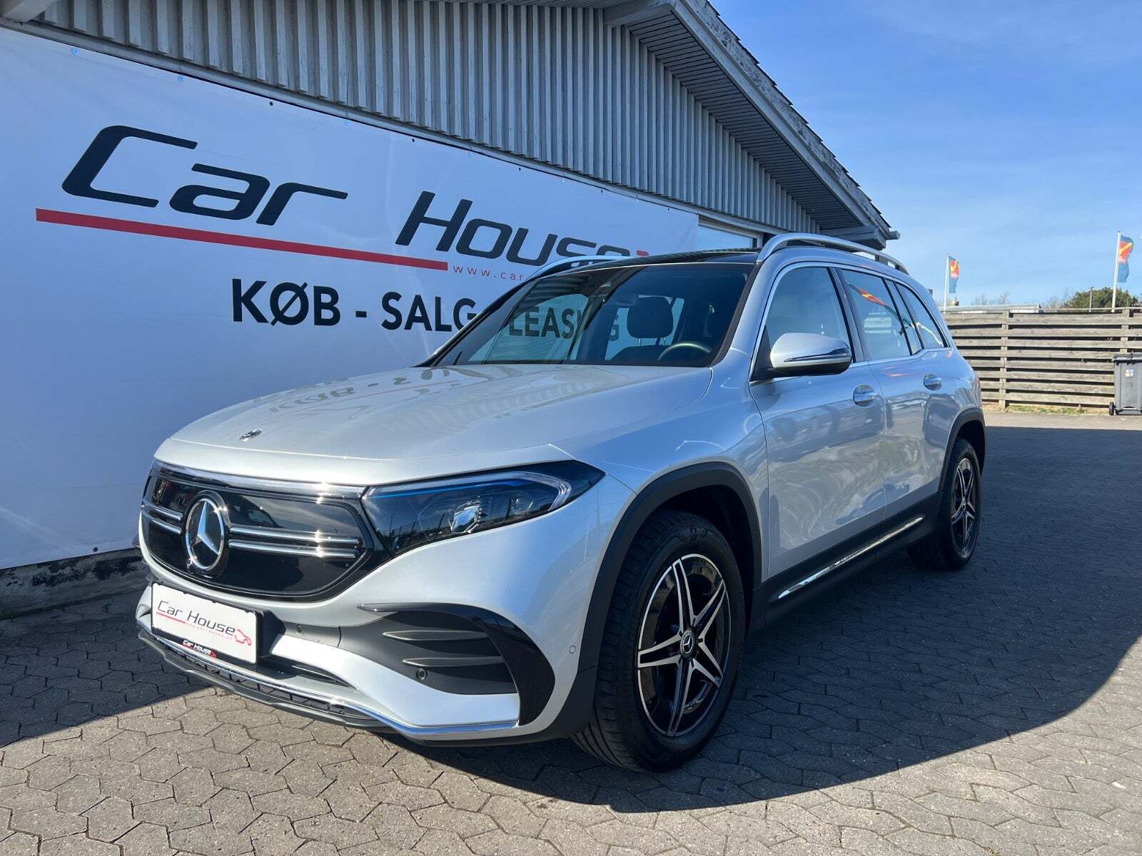 Sølv Mercedes EQB250+ fra 2023 set udefra
