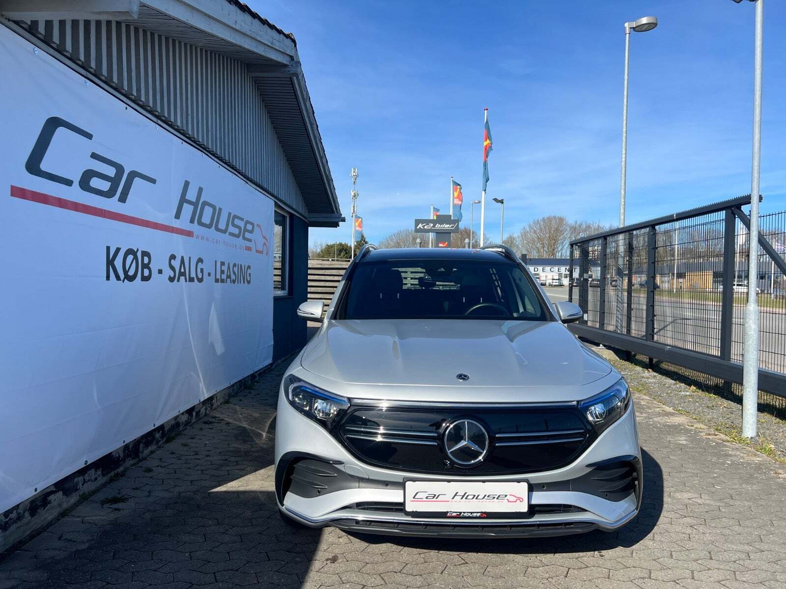 Sølv Mercedes EQB250+ fra 2023