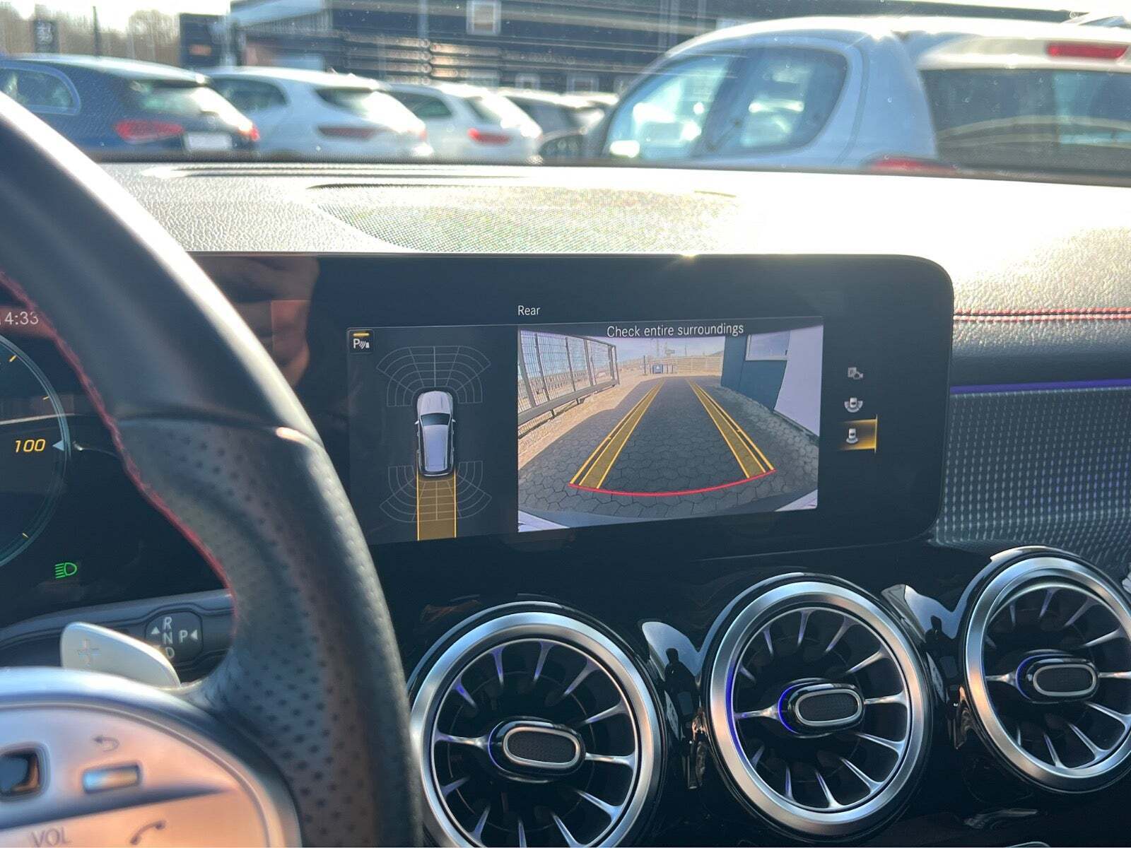 Sølv Mercedes EQB250+ fra 2023