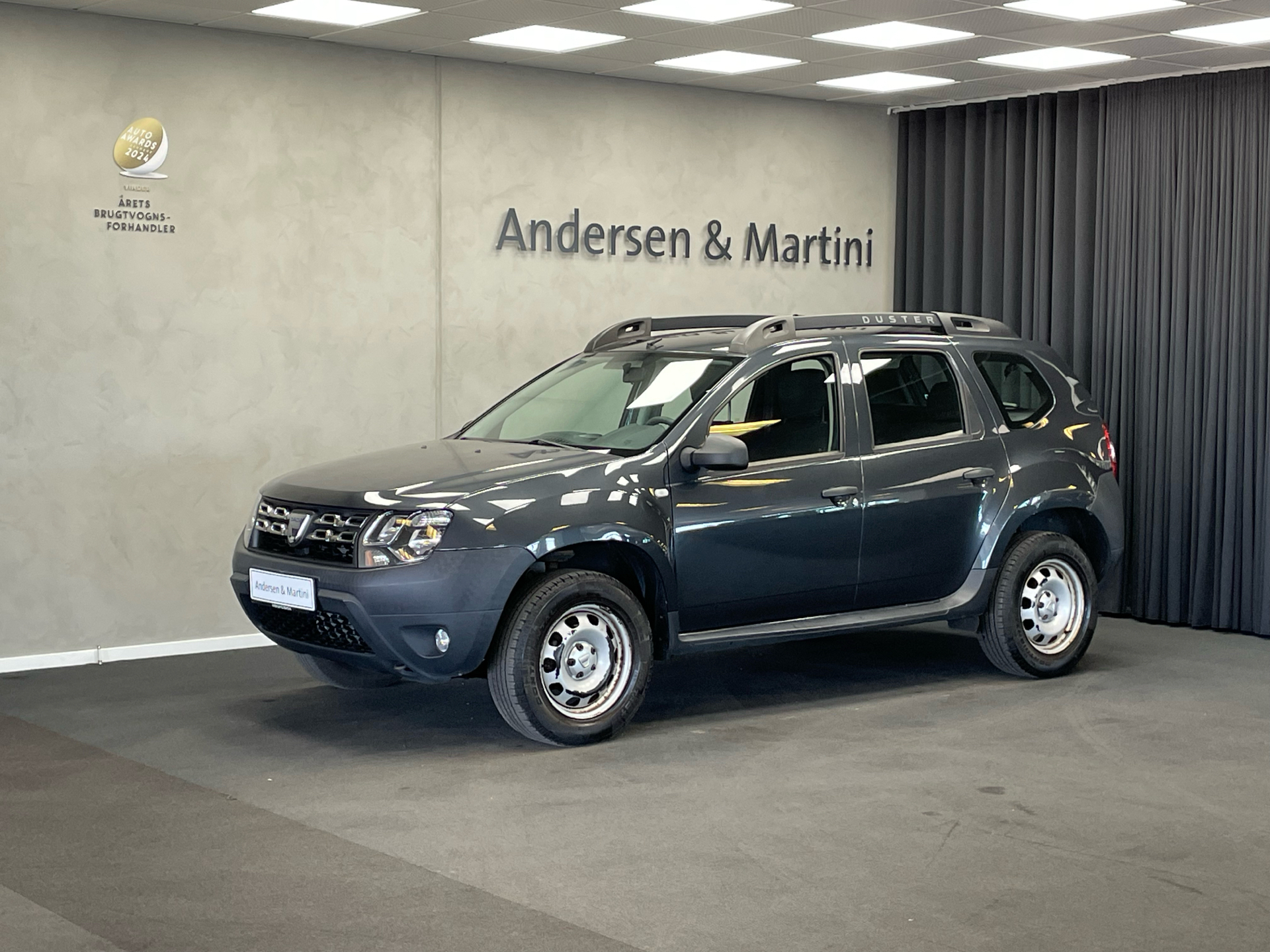 Grå Dacia Duster fra 2016 set udefra