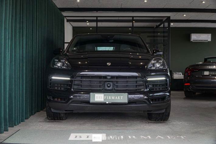 Sort Porsche Cayenne fra 2020 set udefra