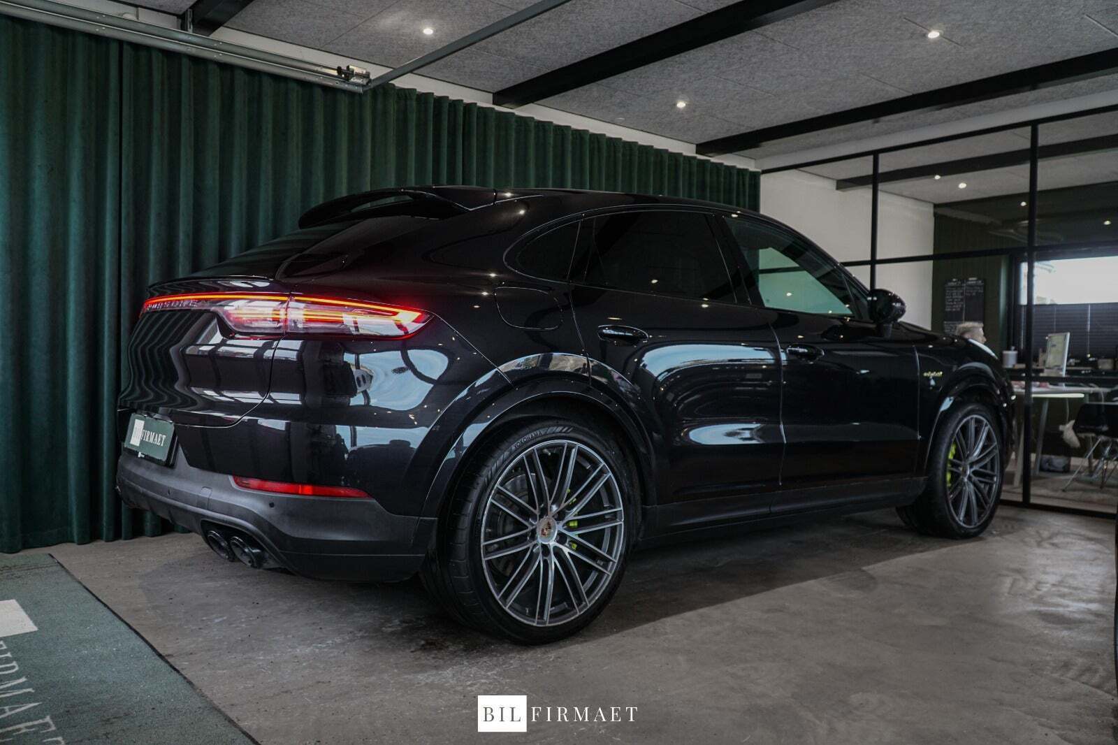 Sort Porsche Cayenne fra 2020