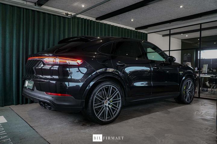 Sort Porsche Cayenne fra 2020