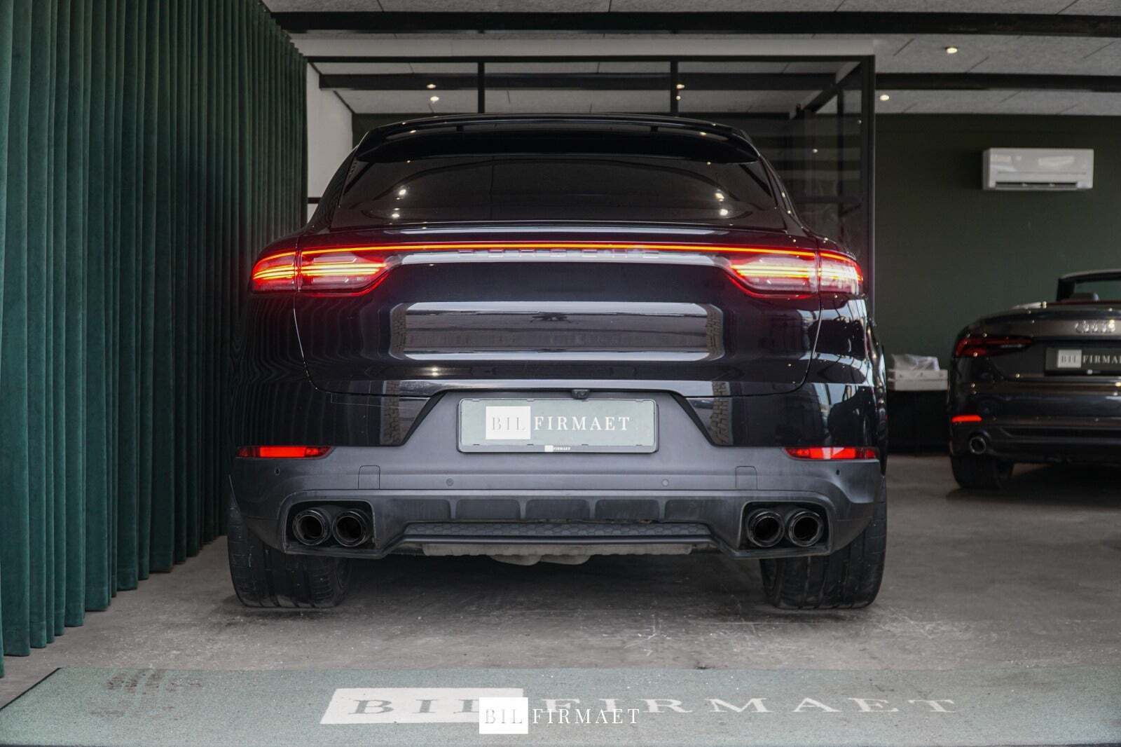 Sort Porsche Cayenne fra 2020