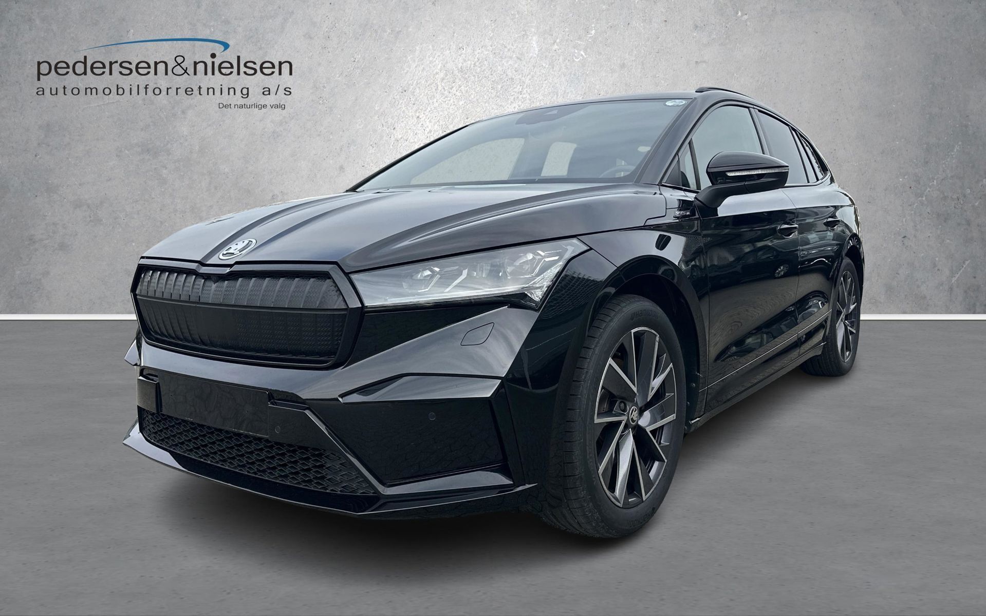 Sort Skoda Enyaq iV fra 2022 set udefra