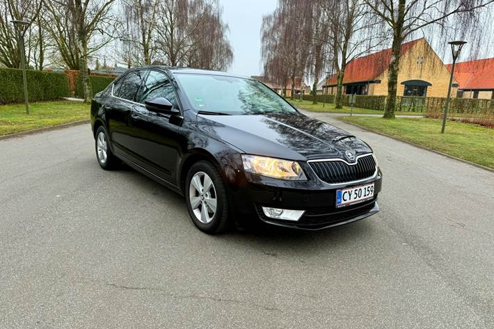 Sort Skoda Octavia fra 2015