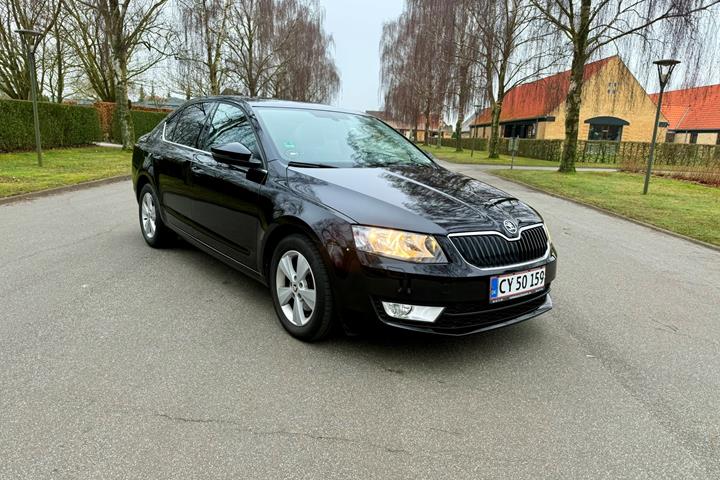 Sort Skoda Octavia fra 2015