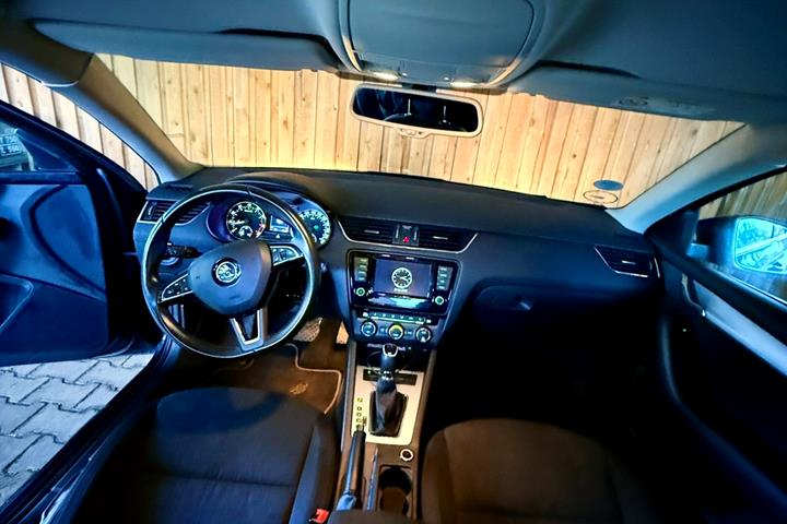 Sort Skoda Octavia fra 2015