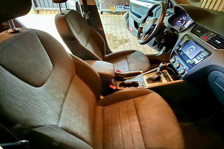 Sort Skoda Octavia fra 2015