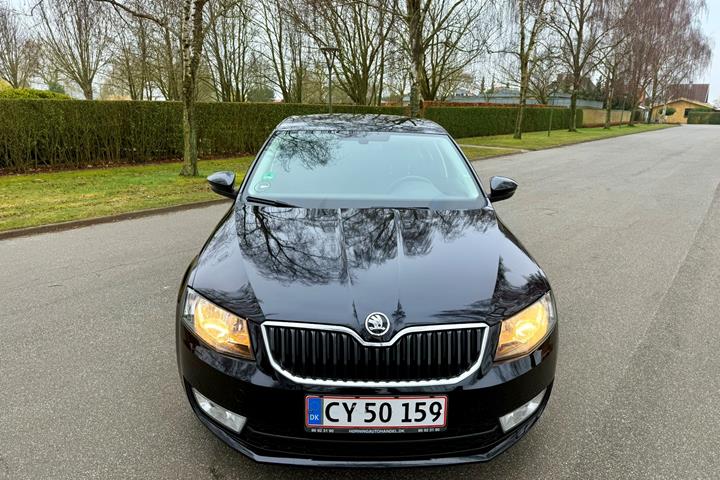 Sort Skoda Octavia fra 2015
