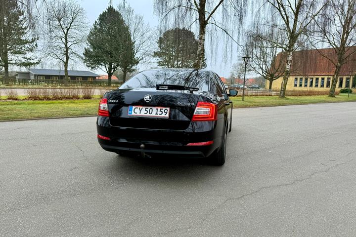 Sort Skoda Octavia fra 2015
