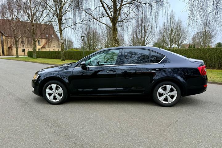 Sort Skoda Octavia fra 2015