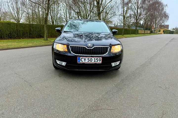 Sort Skoda Octavia fra 2015