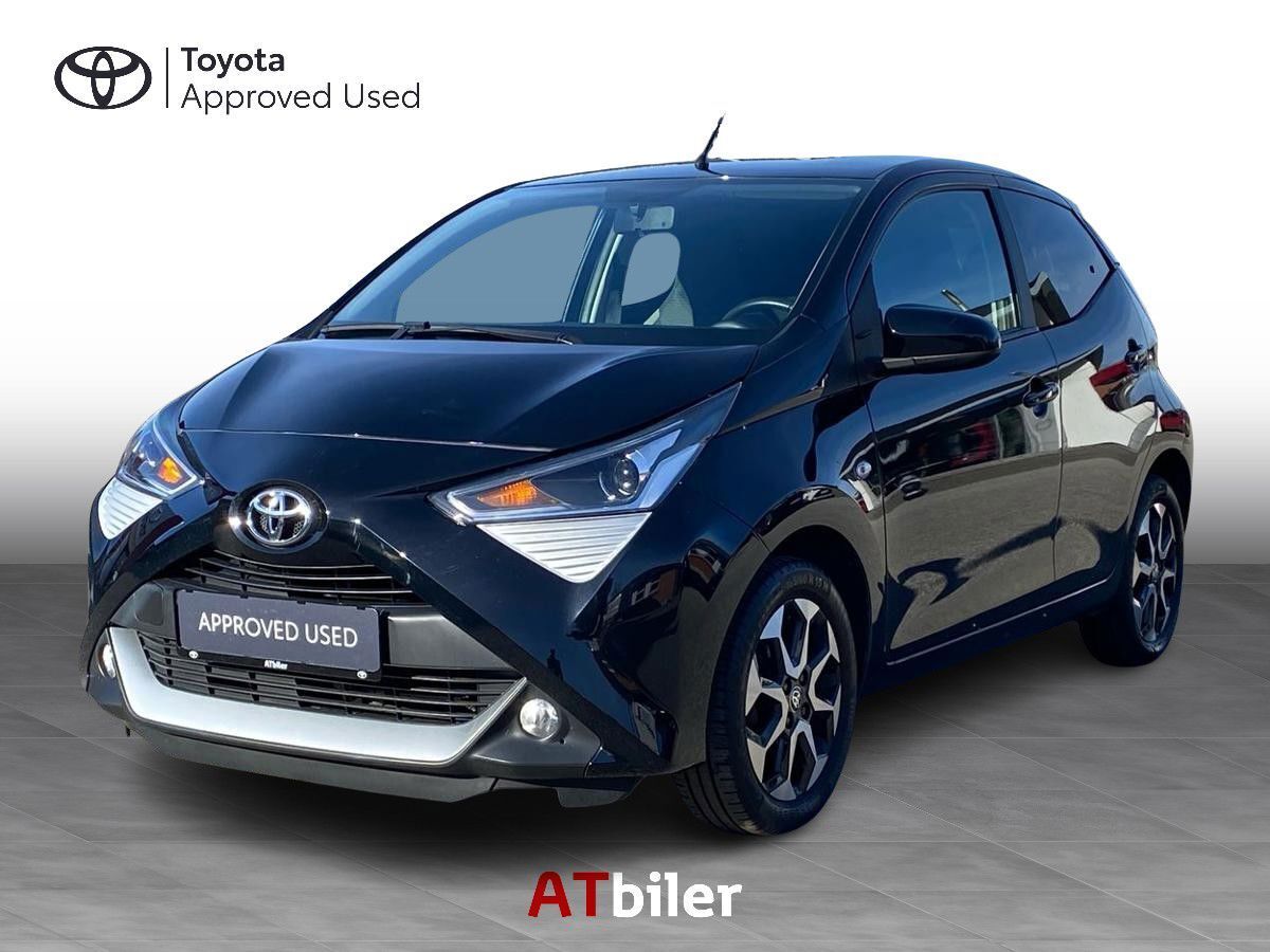 Sort Toyota Aygo fra 2021 set udefra
