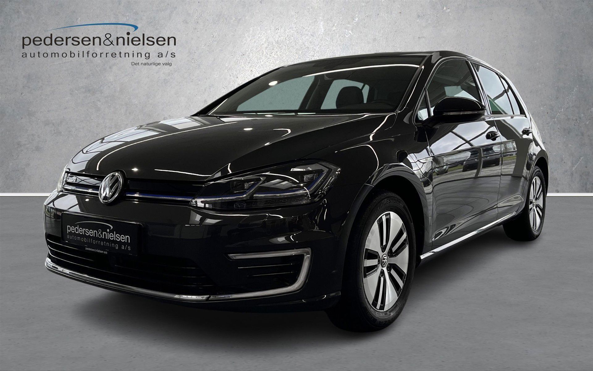 Grå VW Golf fra 2020 set udefra