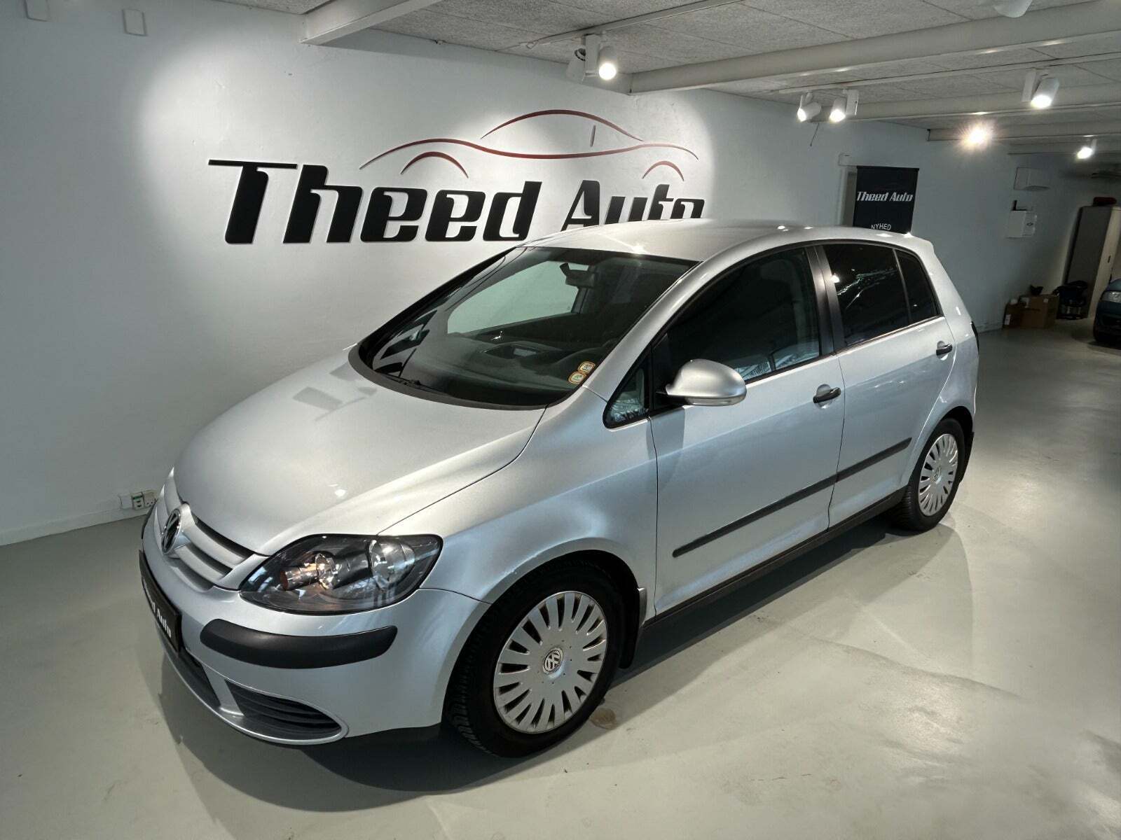 Sølv VW Golf Plus fra 2006 set udefra