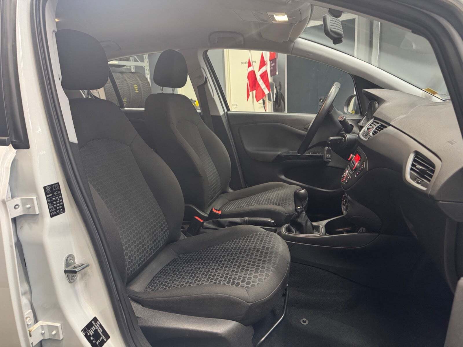 Hvid Opel Corsa fra 2017