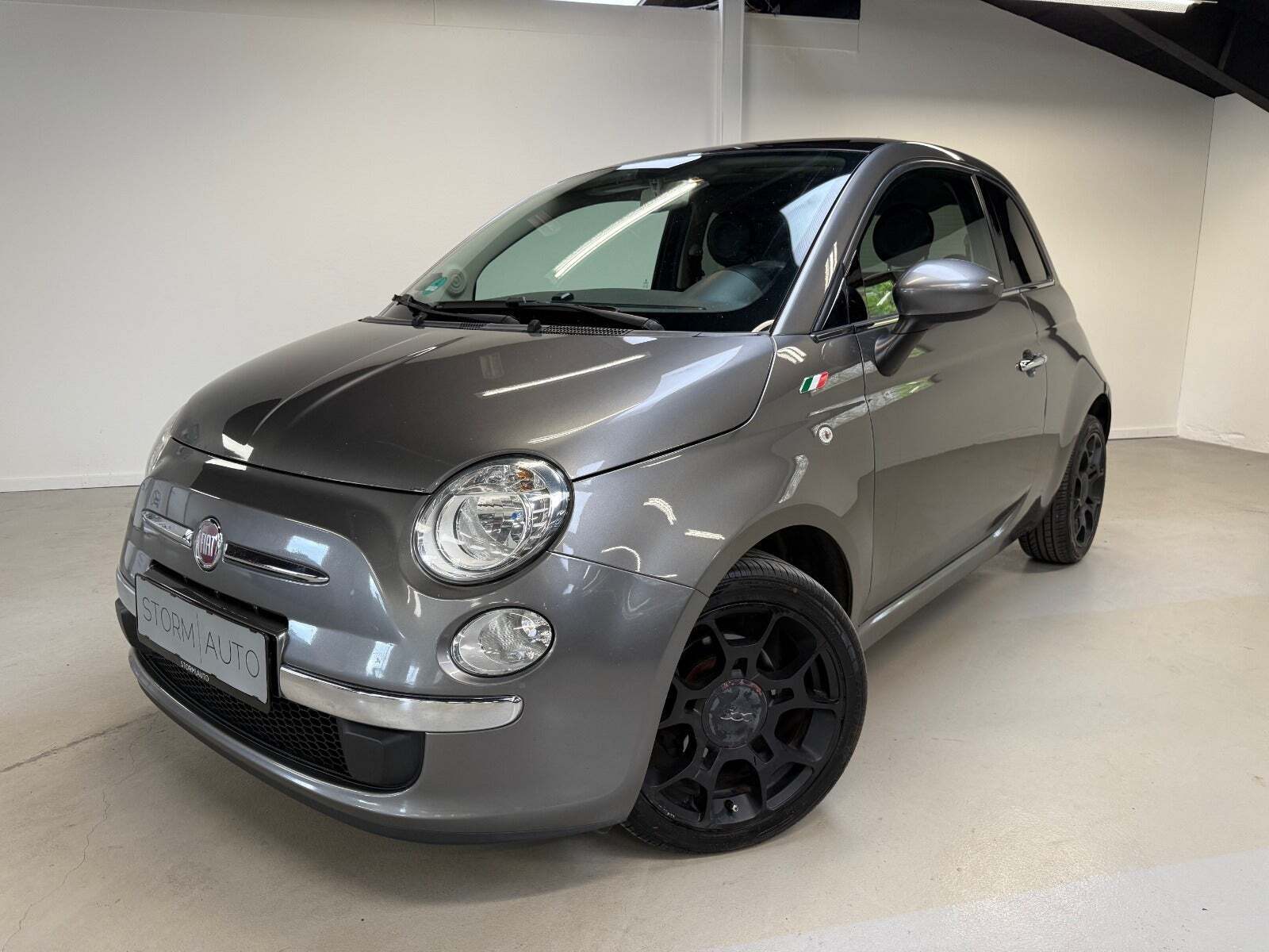 Grå Fiat 500 fra 2014 set udefra