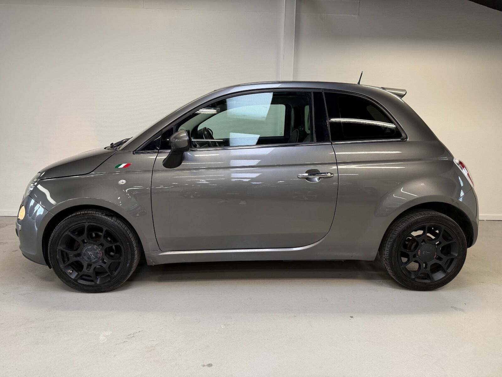 Grå Fiat 500 fra 2014