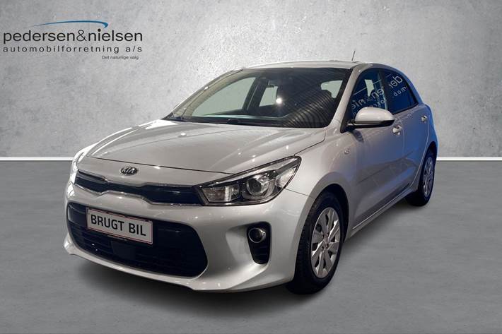 Sølv Kia Rio fra 2019 set udefra