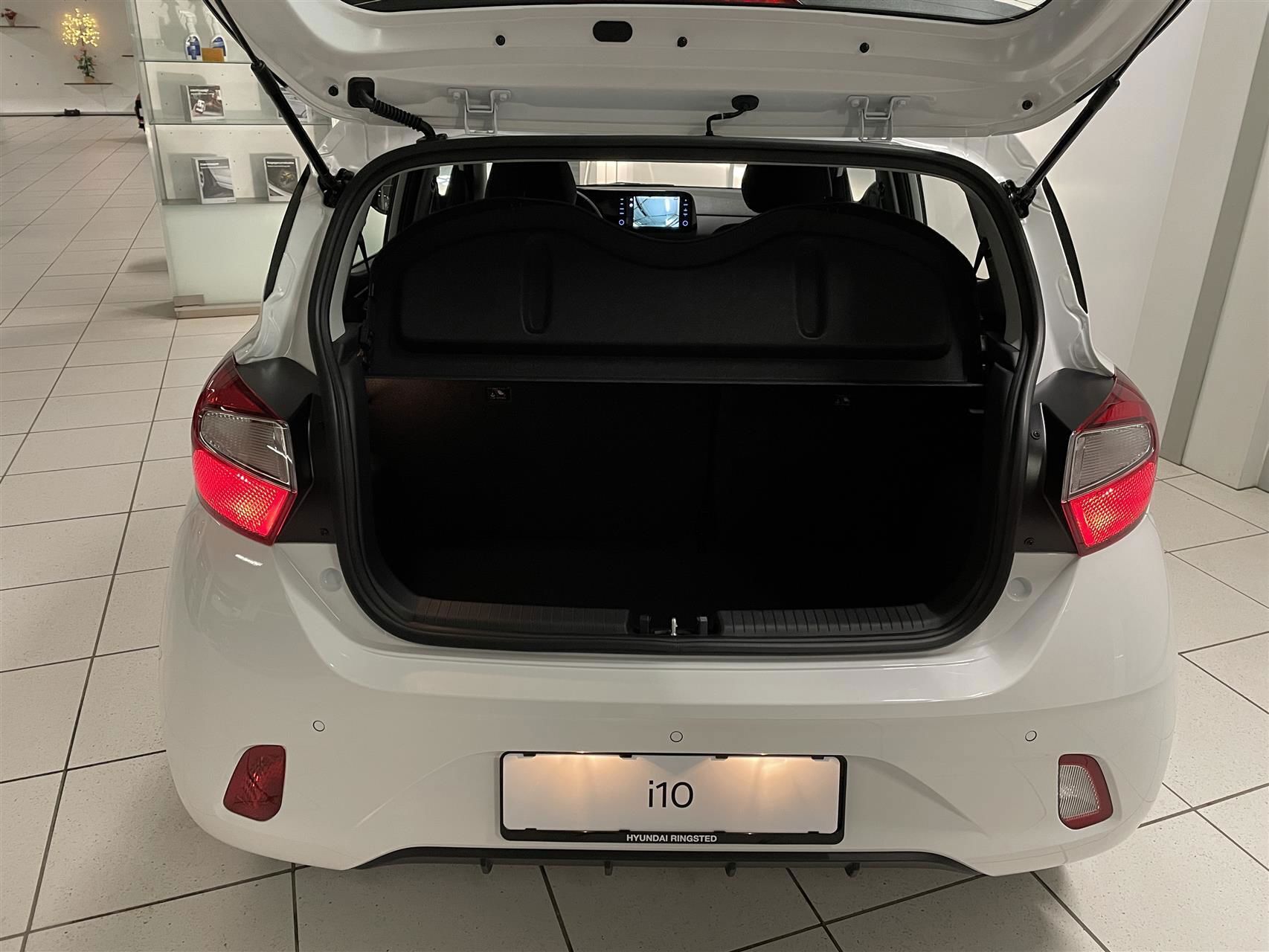 Hvid Hyundai i10 fra 2024