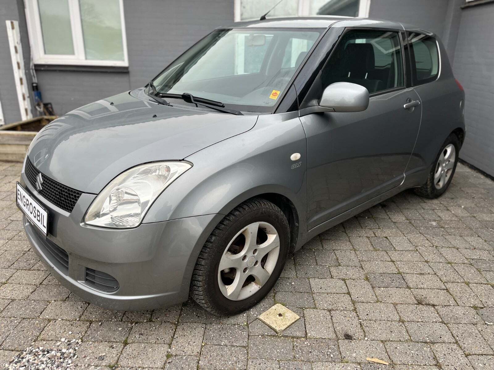 Grå Suzuki Swift fra 2007 set udefra