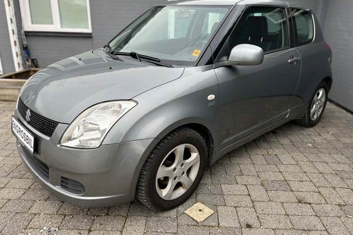Grå Suzuki Swift fra 2007 set udefra