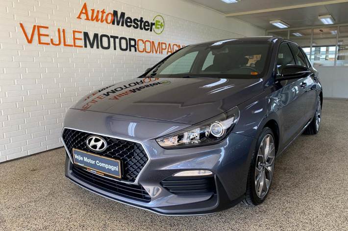 Grå Hyundai i30 fra 2019 set udefra