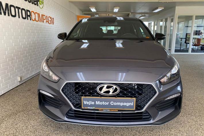 Grå Hyundai i30 fra 2019
