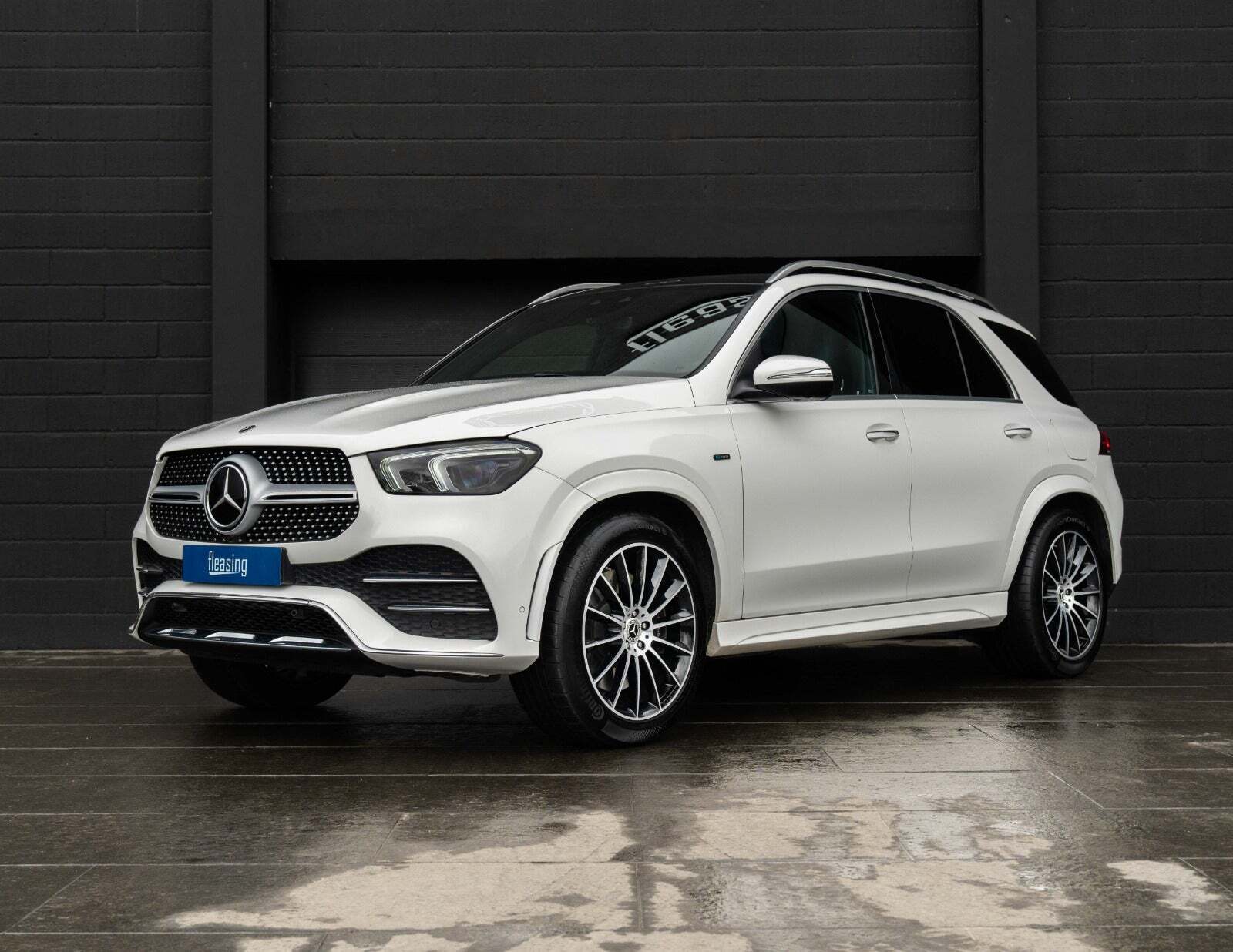 Hvid Mercedes GLE350 de fra 2022 set udefra