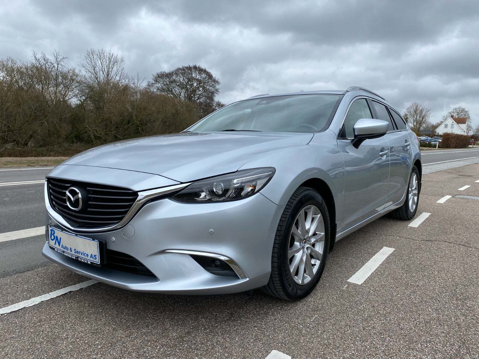 Sølv Mazda 6 fra 2018 set udefra