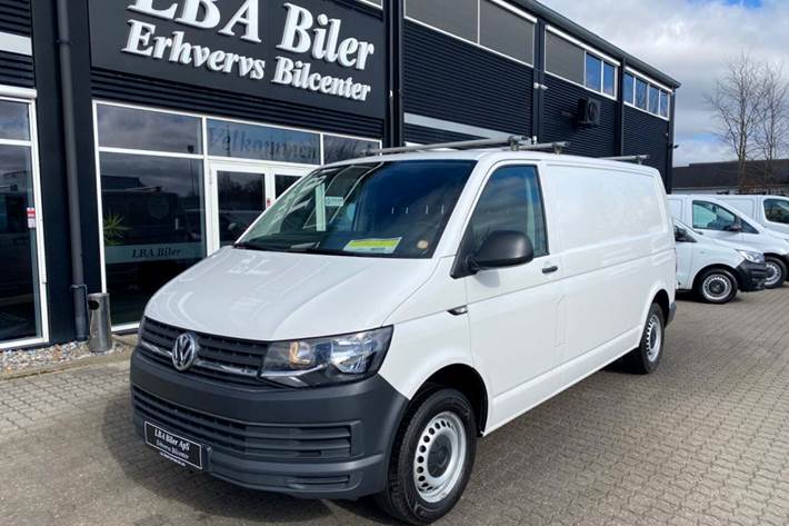 Hvid VW Transporter fra 2019 set udefra