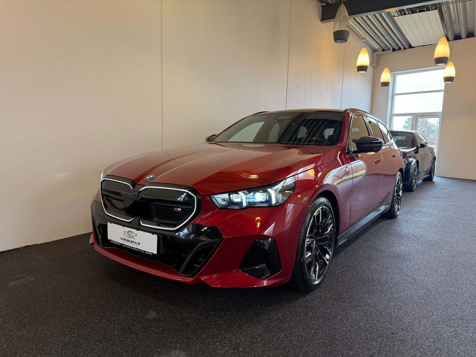 Rød BMW i5 fra 2024 set udefra