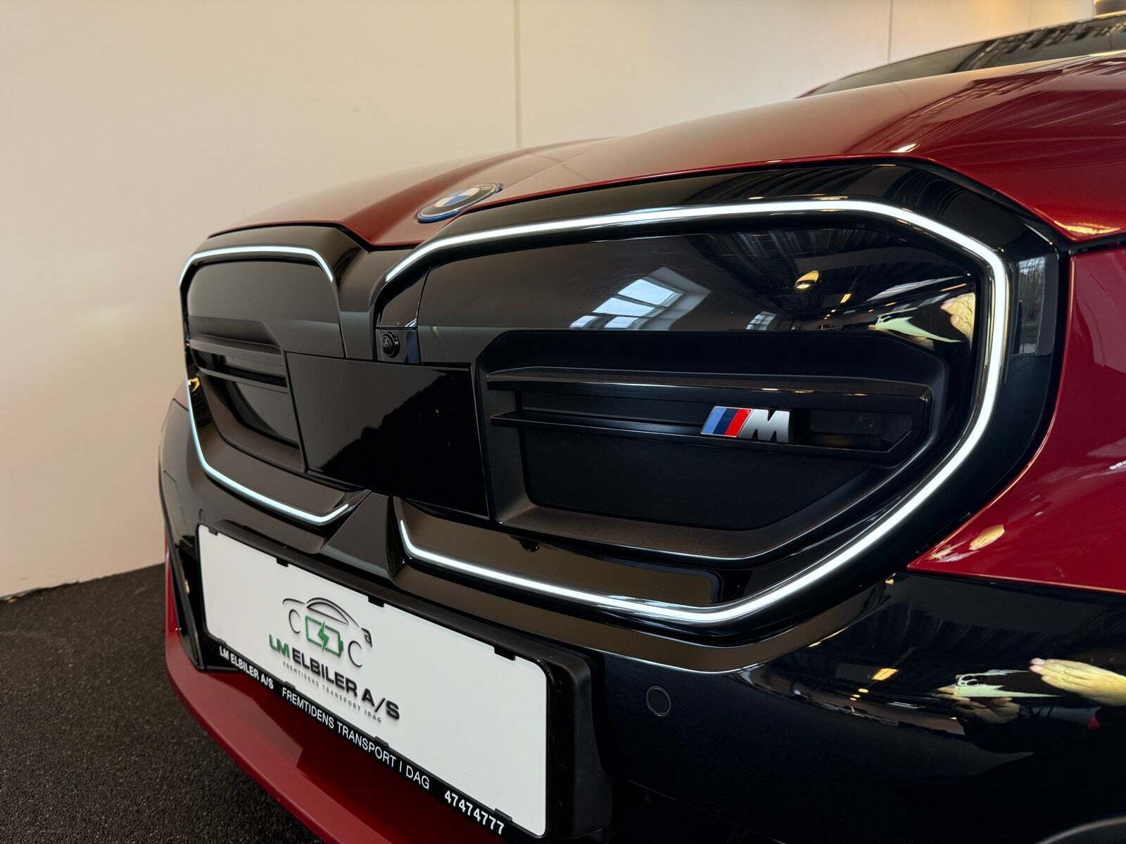 Rød BMW i5 fra 2024