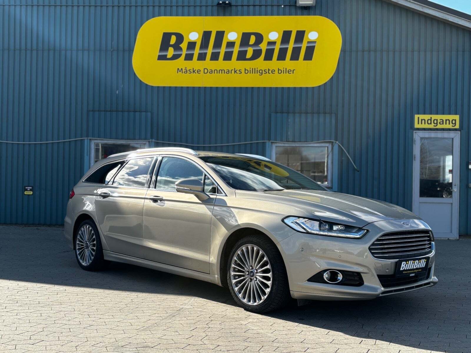 Beige Ford Mondeo fra 2015 set udefra