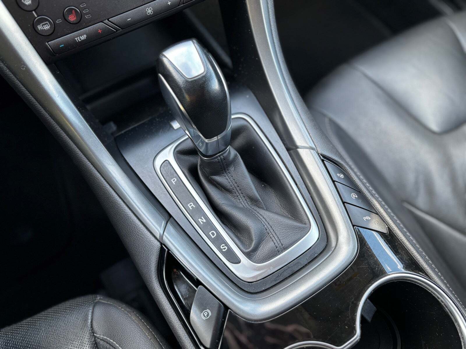 Beige Ford Mondeo fra 2015