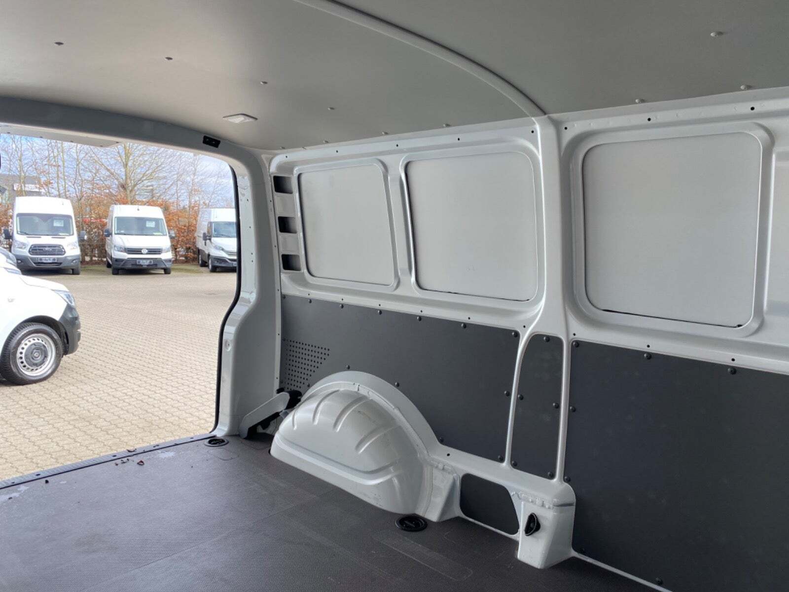 Hvid VW e-Transporter fra 2021 set indefra