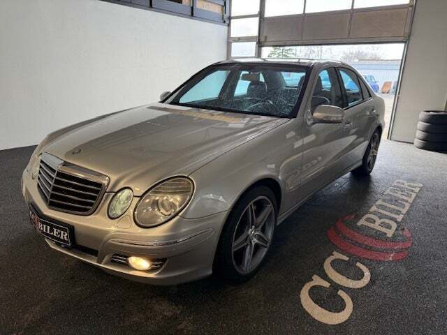 Sølv Mercedes E500 fra 2007 set udefra
