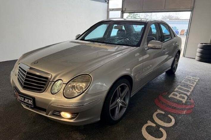 Sølv Mercedes E500 fra 2007 set udefra