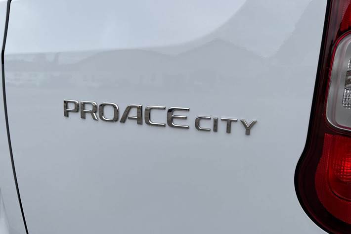 Hvid Toyota ProAce City fra 2024