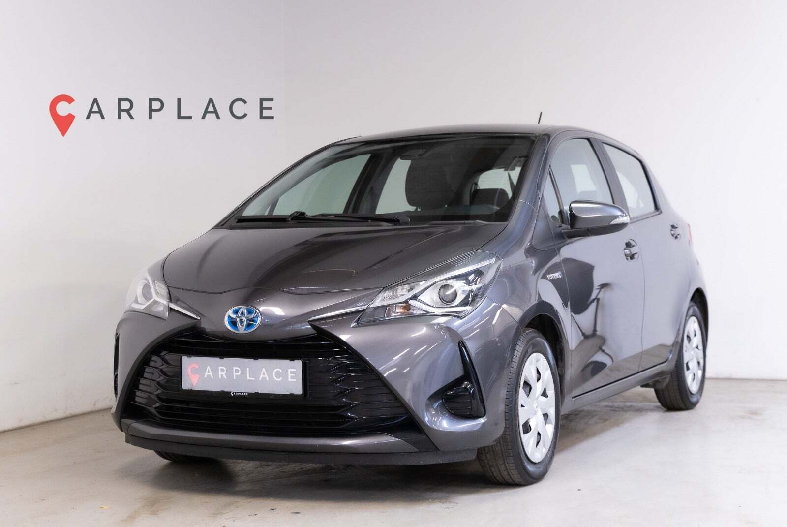 Grå Toyota Yaris fra 2017 set udefra