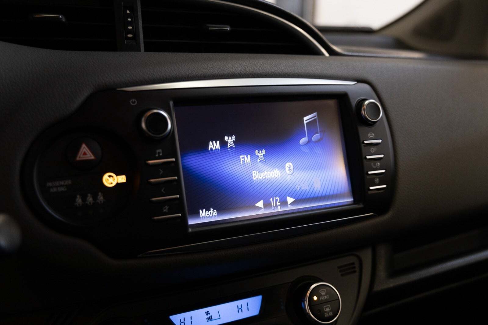 Grå Toyota Yaris fra 2017