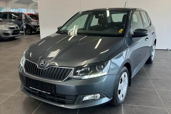 Grå Skoda Fabia fra 2015 set udefra
