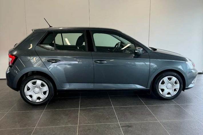 Grå Skoda Fabia fra 2015