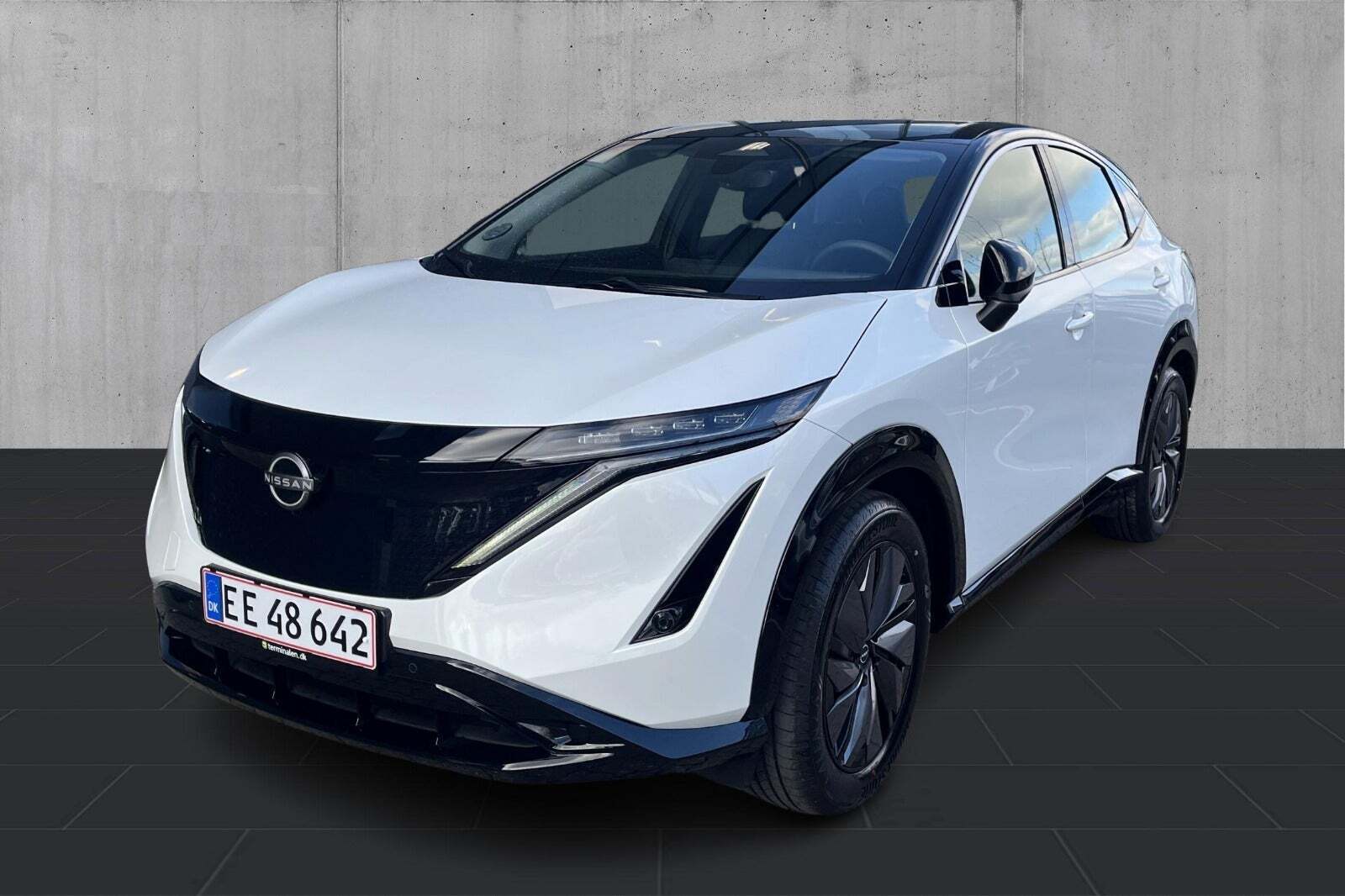 Hvid Nissan Ariya fra 2024 set udefra