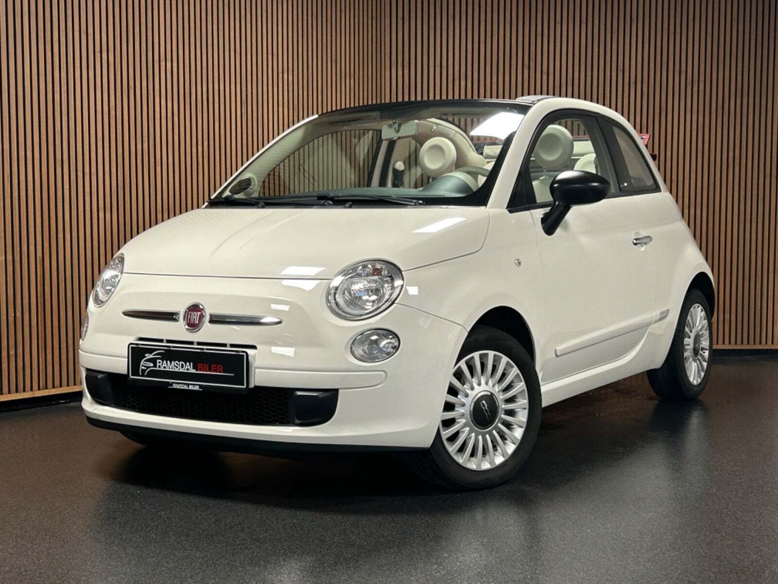 Rød Fiat 500C fra 2012 set udefra