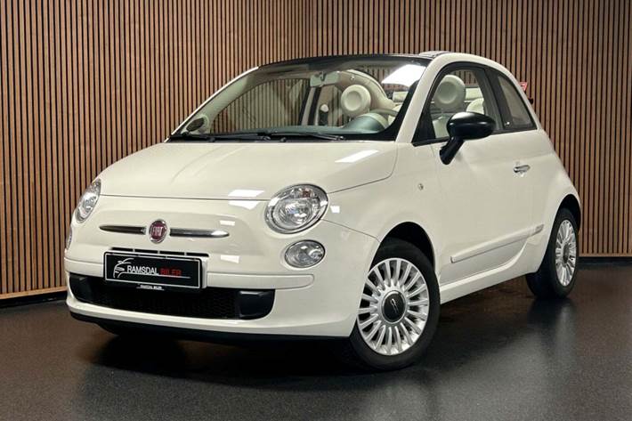 Rød Fiat 500C fra 2012 set udefra