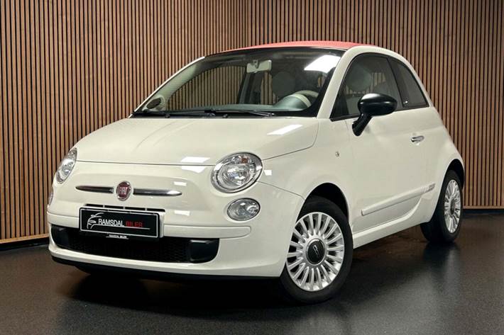 Rød Fiat 500C fra 2012