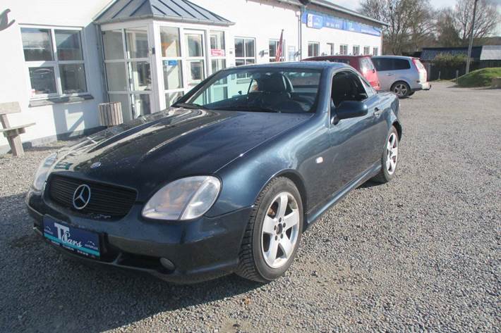 Sort Mercedes SLK230 fra 1997 set udefra