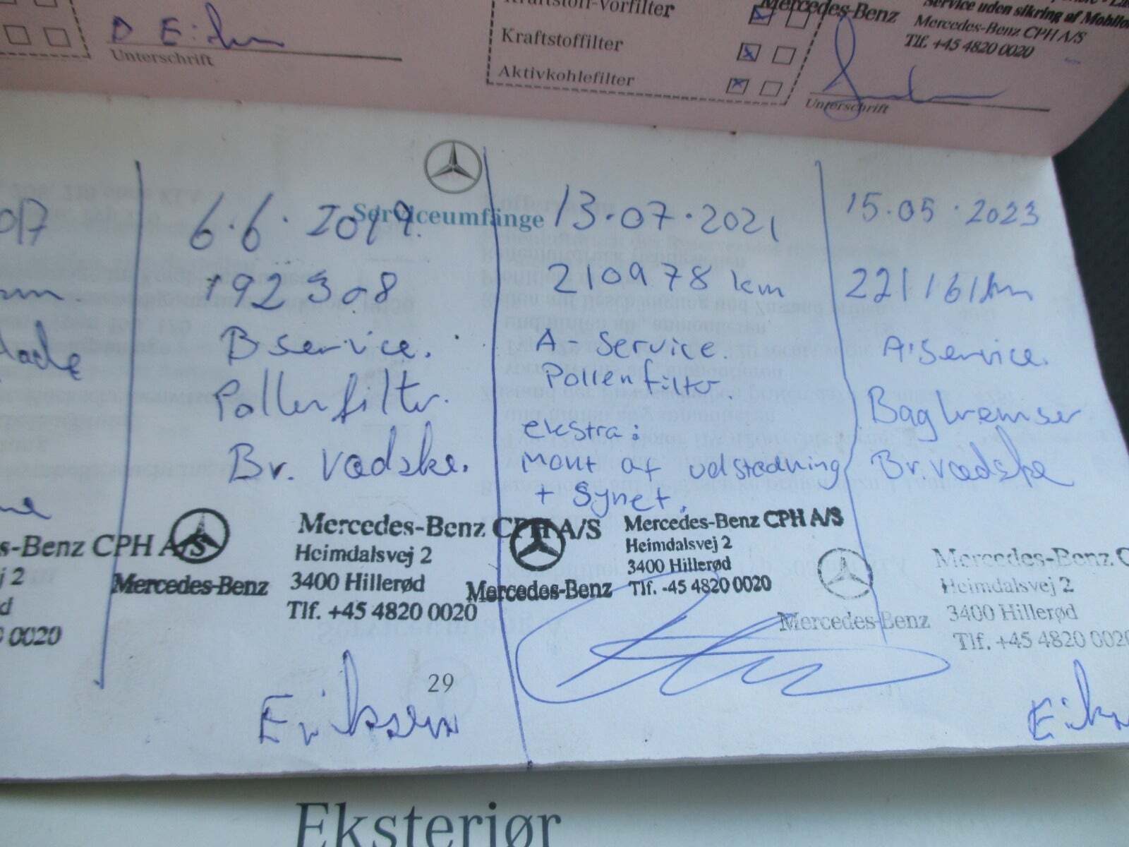 Sort Mercedes SLK230 fra 1997 set udefra